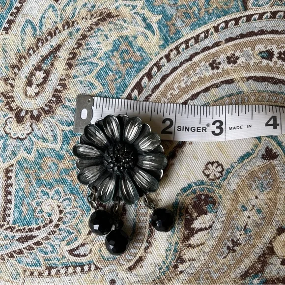 Black celluloid painted molded carved flower brooch faceted glass beads Vintage - Picture 6 of 6